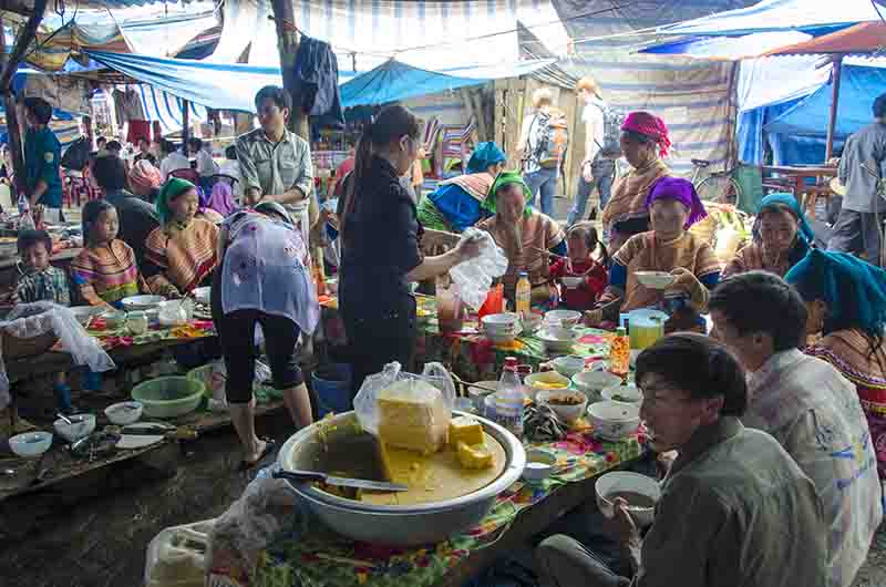 268 - Vietnam - Bac Ha - mercado - comedor